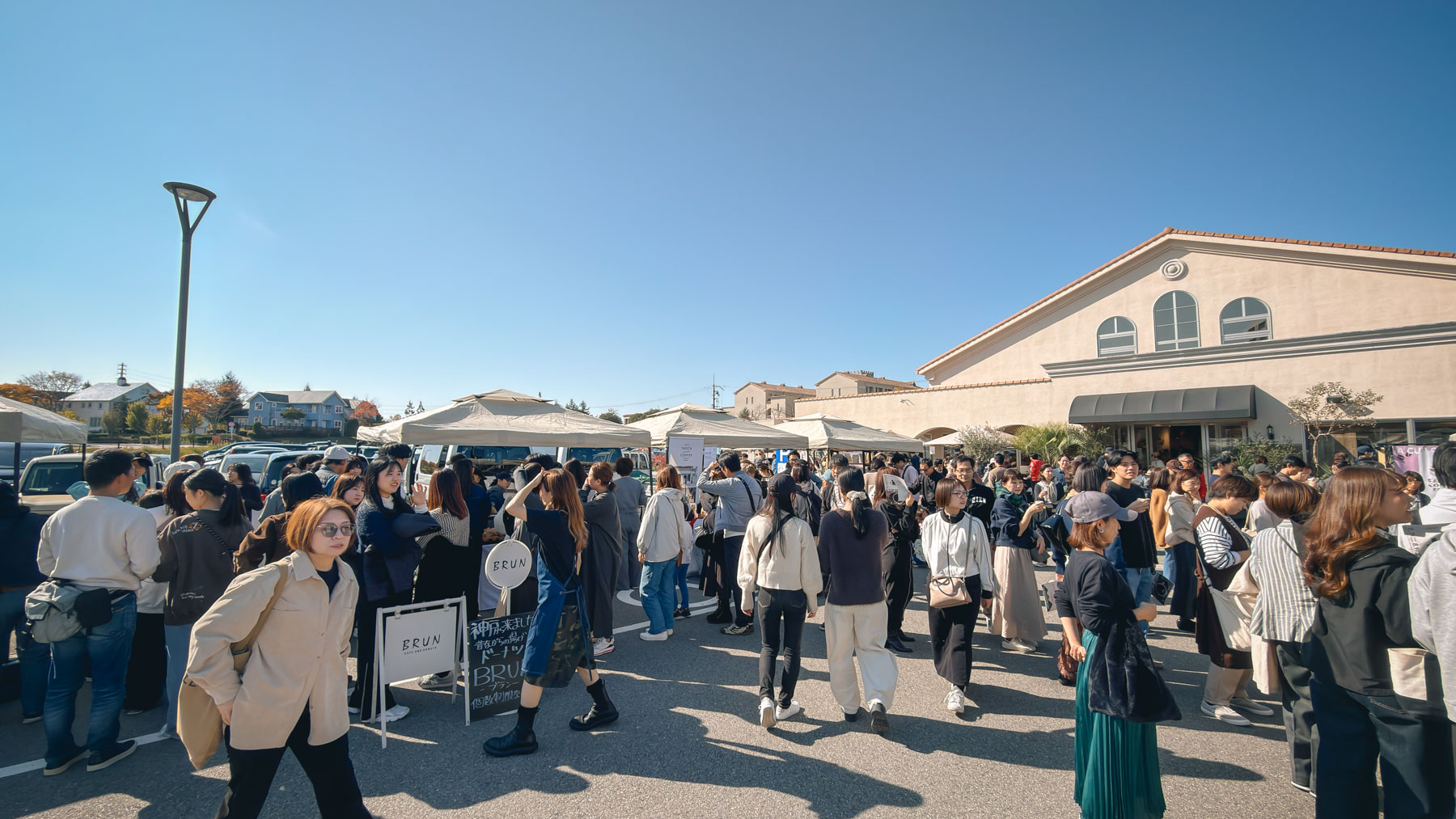 青空の下、たくさんの来場者でにぎわうSanda Coffee Fest.会場