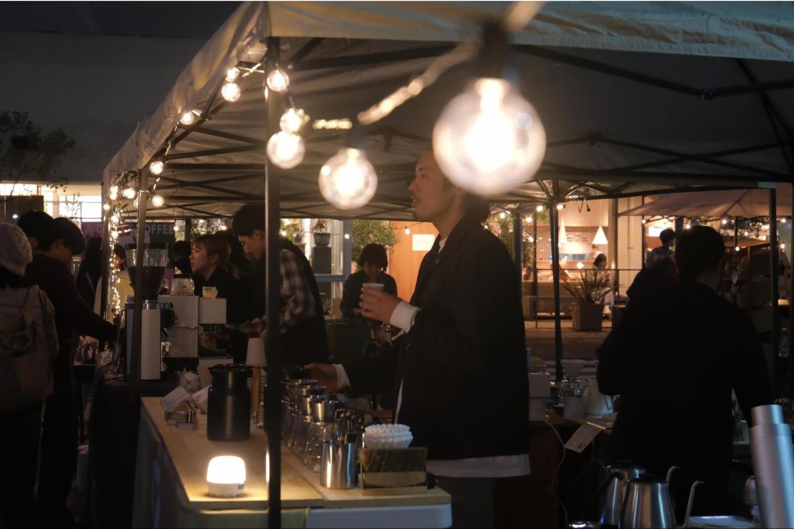 ロースターと会話しながらコーヒーを楽しむ夜の会場